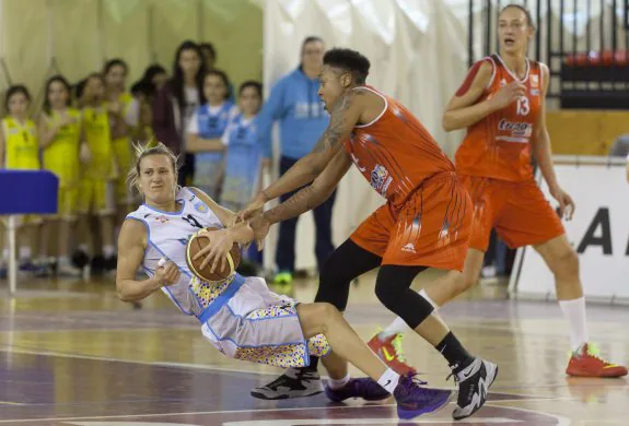 Adrijana Knezevic pelea un balón en un partido anterior. :: s. tercero