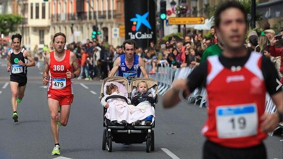 Algunos de los corredores, en su llegada  el año pasado. 