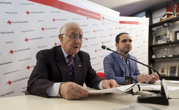 Reinares y Alonso, ayer en la sede de Cruz Roja. :: Sonia Tercero