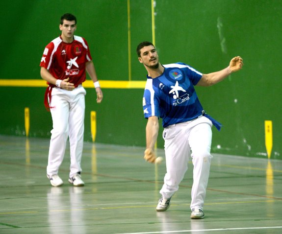 Álvaro Untoria coloca su cuerpo para golpear con potencia la pelota. :: m.h. 