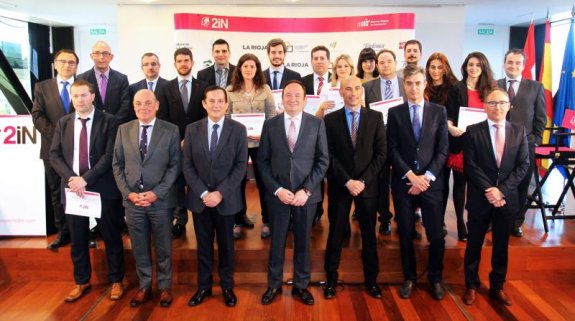 Consultores y representantes de los socios y de las empresas que apoyan en el Proyecto 2IN y, en el centro, el presidente Sanz. :: j. herreros