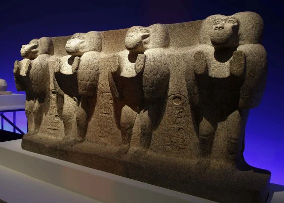 Babuinos de Luxor, seis toneladas de granito rosa de Asuán. :: EFE