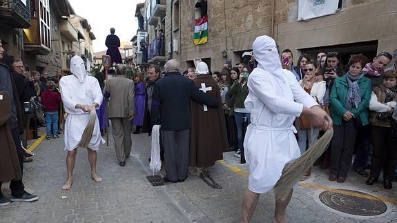 Trece 'picaos' se flagelan en San Vicente de la Sonsierra