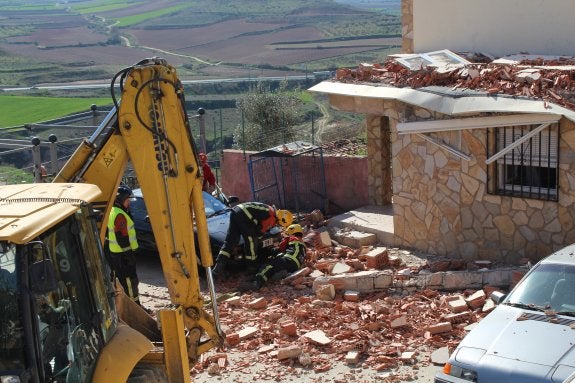 Tres dotaciones de bomberos de Arnedo y Calahorra acudieron tras el suceso para retirar escombros y asegurar la vivienda. / M.F. 