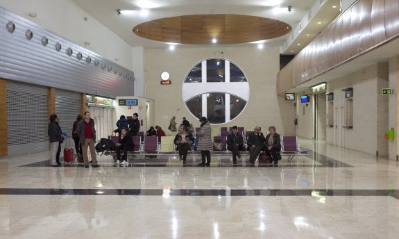 Pasajeros en  la terminal de Agoncillo esperando para embarcar en el vuelo de Praga,  el pasado mes  de diciembre