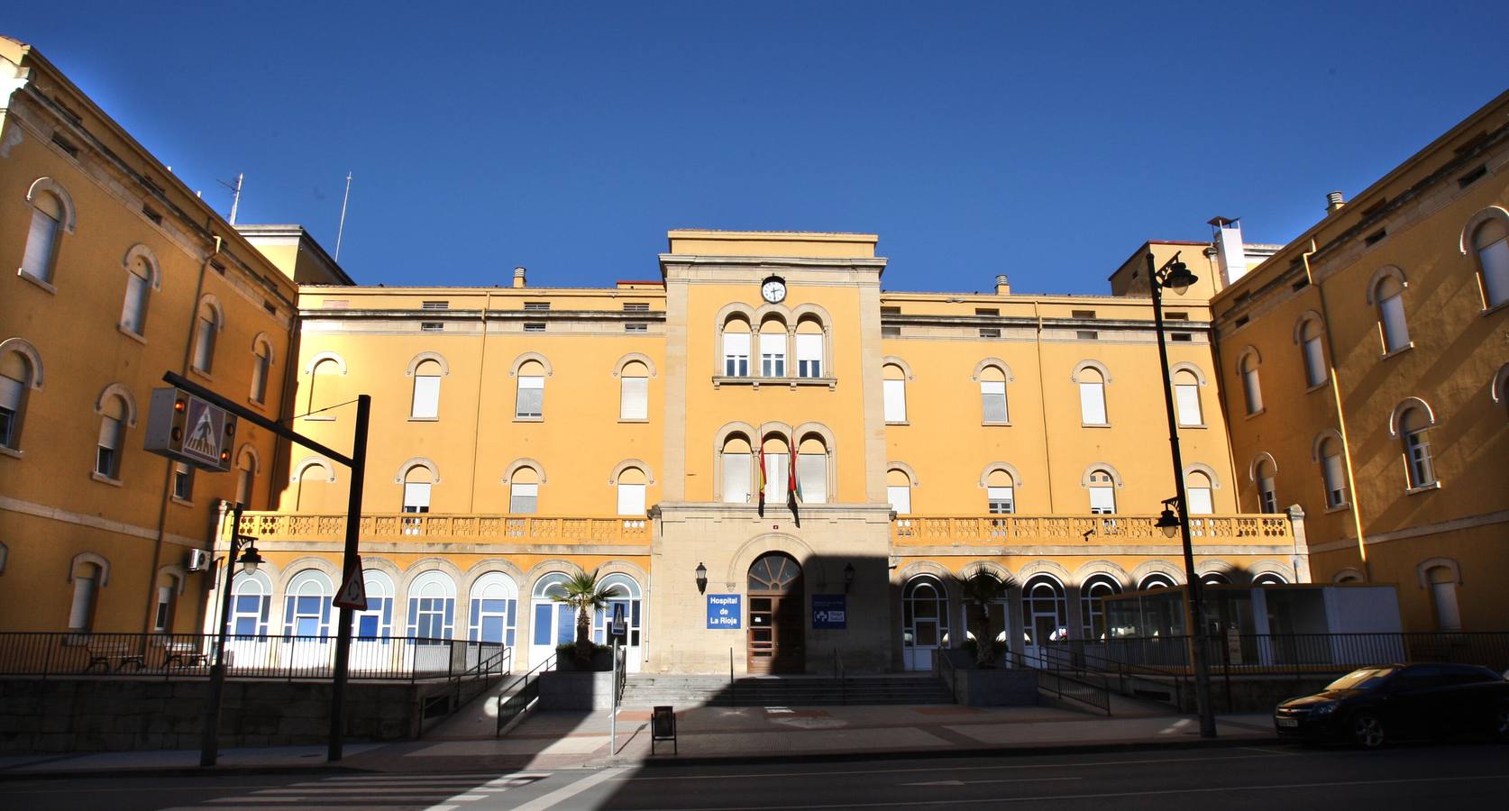 Fachada principal del Hospital de La Rioja. 