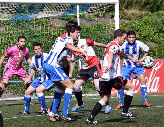 Adrián depeja el balón en una jugada de ataque oyonés ante el marco de Raúl Heras. / Miguel Herreros