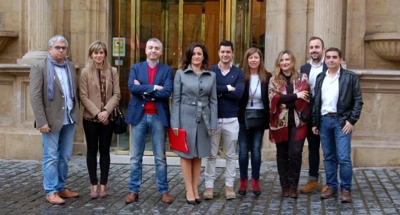 Andreu, en el centro, posa con varios miembros de la lista autonómica del PSOE. :: psoe