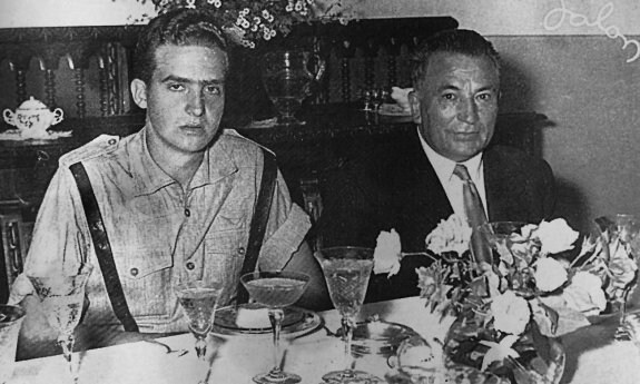 Juan Carlos de Borbón y José María Aguilar sentados a la mesa, durante la comida. :: JALÓN