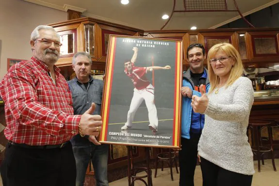 Álvaro Untoria y Milagros Hervías, padres de Álvaro Untoria, posan en su bar, el Círculo Católico de Nájera, junto al expelotari y exentrenador de Untoria, Tomás Mínguez, y el  presidente del Club Najerino, Ismael Prado.