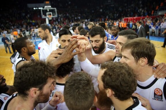 Jugadores del Real Madrid celebran su victoria ante Anadolu Efes. :: efe