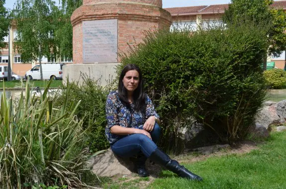 La periodista María Félez, delante de la antigua chimenea de la fábrica de conservas Francisco Moreno. 