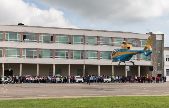El helicóptero aterriza en el patio del centro escolar. :: albo