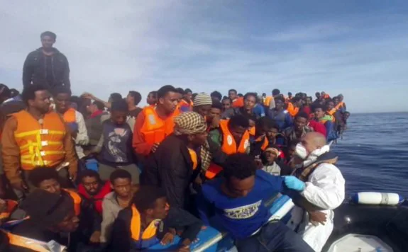 Momento del rescate de una embarcación con inmigrantes. :: afp