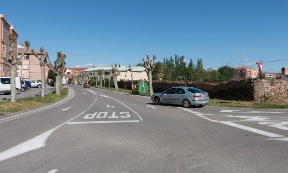 Carretera de Gallinero, cuya margen norte (a la derecha de la imagen) será urbanizada. :: albo