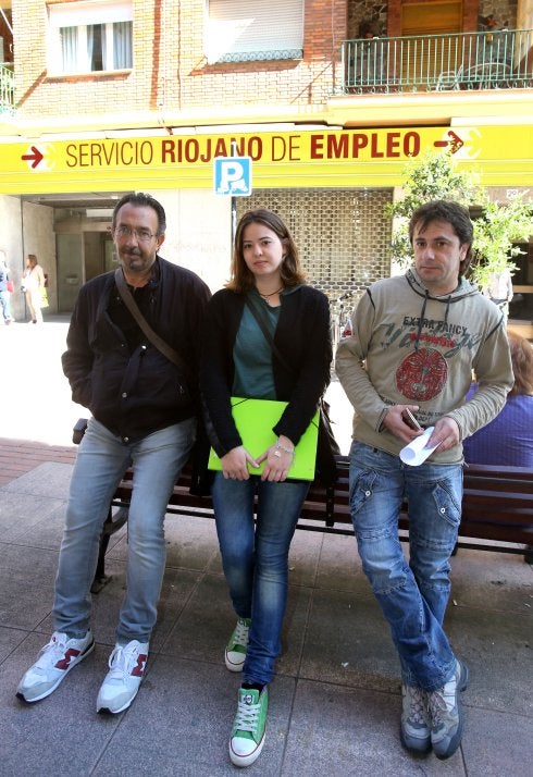 Enrique -50 años-, Sara -20 años- y Diego -40 años-, posan frente a la oficina del INEM