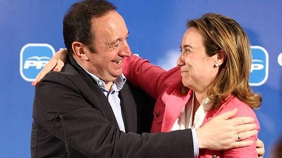 Sanz y Gamarra se abrazan tras ganar las elecciones de 2011. 