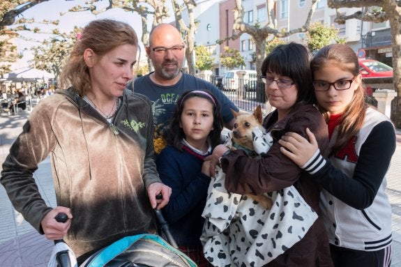 La perrita, con su nueva familia de acogida en el Espolón calceatense, tras serle entregada por la asociación protectora de animales. :: albo