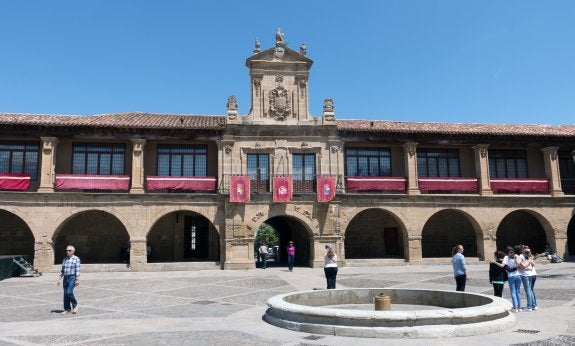 Plaza de España y engalanado balcón consistorial desde el que arrancarán hoy las fiestas. :: albo