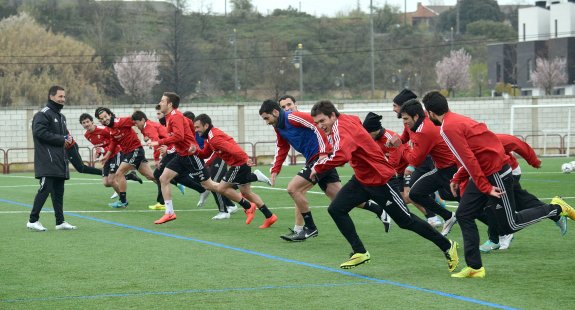 El segundo entrenador de la UD Logroñés, Raúl García, durante un entrenamiento del equipo riojano. :: miguel herreros