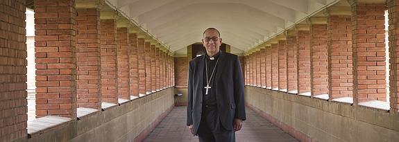 Juan José Omella, en la galería superior del Seminario de Logroño, después de la entrevista :: Justo Rodríguez