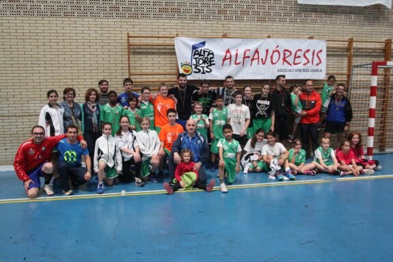 Foto de familia de los ganadores, junto a miembros del Club y de la Asociación Alfajóresis. :: e.p.