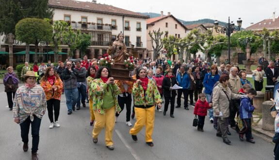 Procesión celebrada ayer en torno a la iglesia de Santa María la Mayor. :: albo