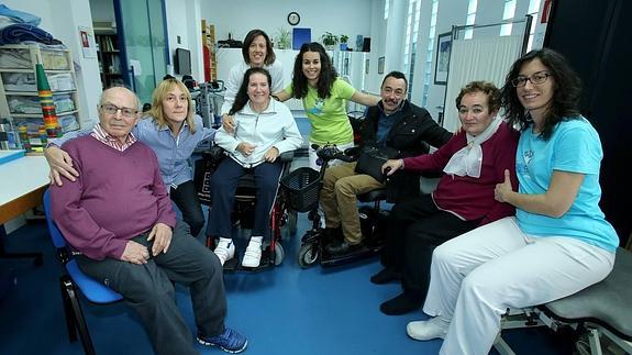 Miembros de la ARDEM en una sala de rehabilitación. 