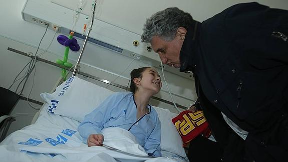 Una niña hospitalizada besa a Fernando Romay. 