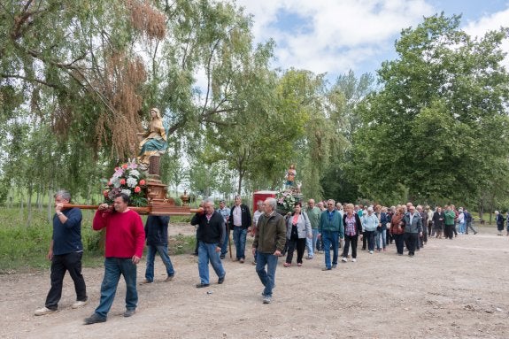 Procesión celebrada por las campas que rodean al templo. :: albo