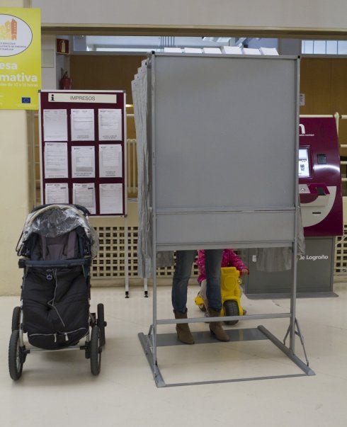 Una mujer, en una cabina electoral el pasado domingo. 