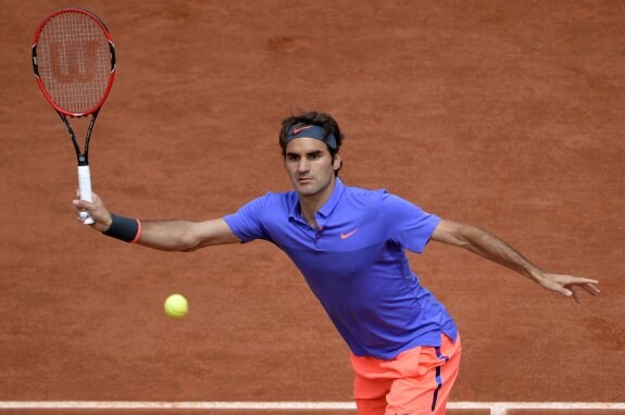 Roger Federer devuelve una bola a Dzumhur. :: afp