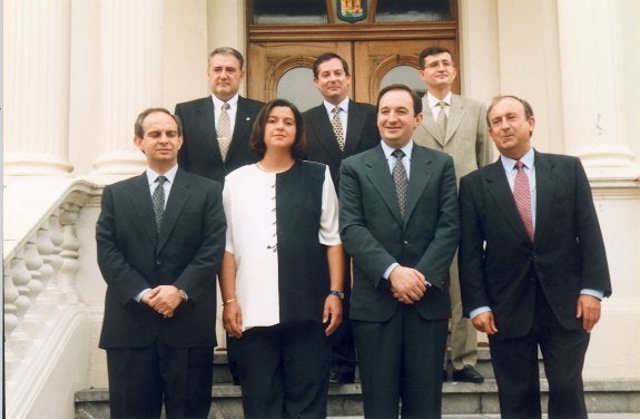 Pedro Sanz posa con los miembros de su gabinete hace 20 años, con motivo de su primer Consejo de Gobierno. :: enrique del río