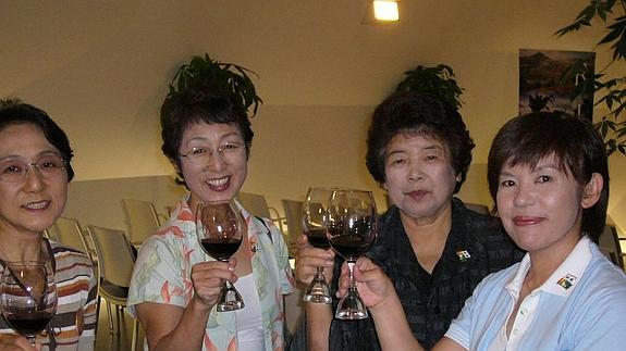 Un grupo de japonesas brindan con Rioja en la Exposición Universal de Osaka. 