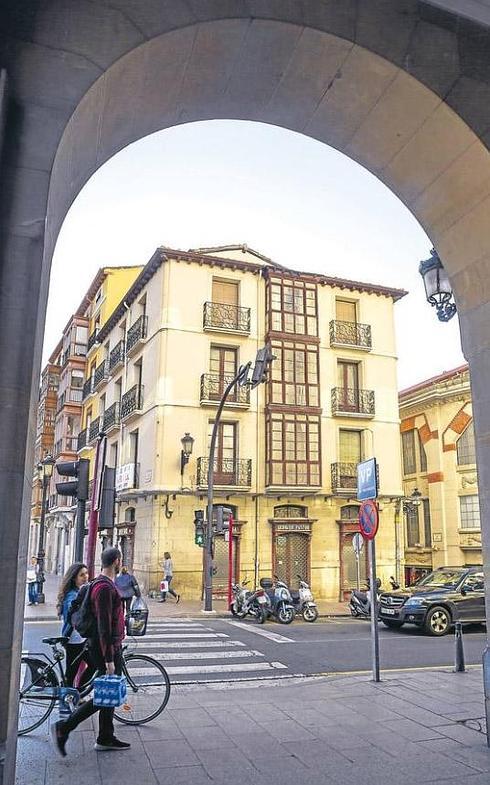 Edificio visto desde los soportales de Muro de la Mata.