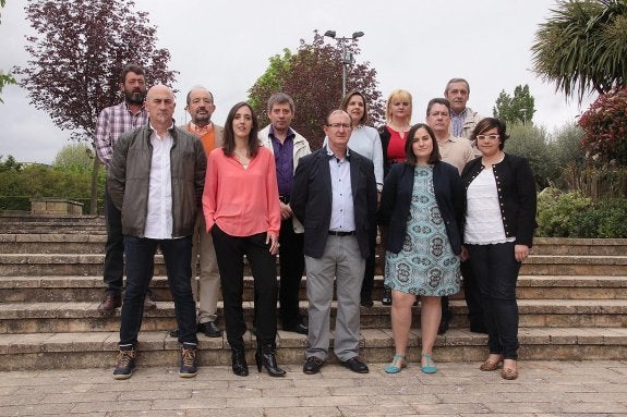 El candidato a la alcaldía de Lardero Pedro Sánchez (en el centro) posa junto a sus compañeros del PSOE en la lista electoral municipal. :: L.R.