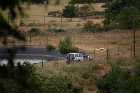 El cuerpo del infortunado pastor aguarda la llegada del furgón  forense. P.J.P.