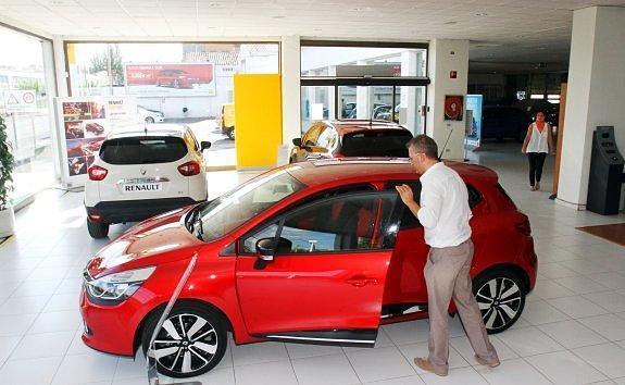 Interior del espacio de exposición de un concesionario de automóviles en Logroño. 