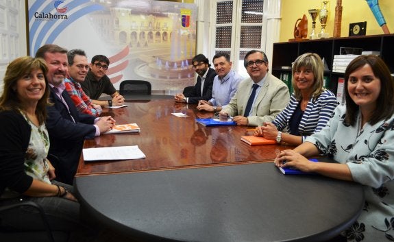 Ana Pellejero, Jesús David García, Santiago Victoriano, Rubén Jiménez, Javier García, Carlos Cuevas, Luis Martínez-Portillo, Rosa  Ortega y María Teresa Antoñanzas participaron en la reunión mantenida ayer para un posible pacto entre Ciudadanos y PP. :: i. álvarez. 