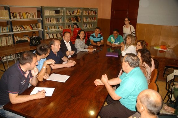 Pedro Sanz y José Luis Sanz durante la reunión en la biblioteca de Cabretón con miembros de El Puntal y del PP cerverano. :: s.s.j.