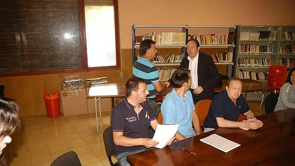 Pedro Sanz, en Cervera junto a los miembros del PP y del Puntal. 