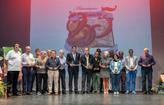 Los distinguidos, con los representantes de la asociación y el alcalde, en el Real Teatro. :: albo