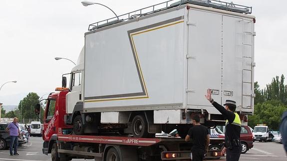 La Policía se llevó del Revellín la furgoneta el día del suceso.