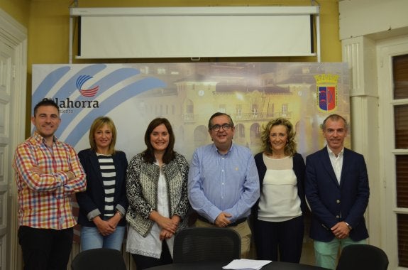 Óscar Eguizábal, Mª José Torrecilla, Mª Teresa Antoñanzas, Mónica Arceiz y Alberto Caro se fotografiaron ayer junto a Luis Martínez-Portillo tras la rueda de prensa de éste . :: i.á. 