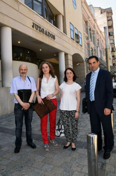 Javier Acedo, Isabel Gómez, Sivila Landa y Fernando Fernández, cuatro abogados que hacen guardias, frente al Palacio de Justicia de Logroño. 