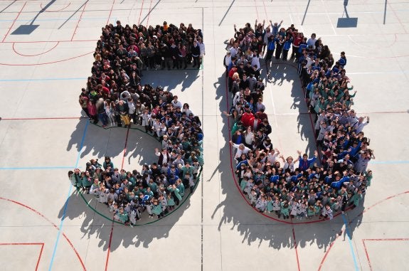 Foto familiar en el patio. Alumnos, profesores y personal del centro formaron el número 50 dentro de los actos conmemorativos. :: P.M.