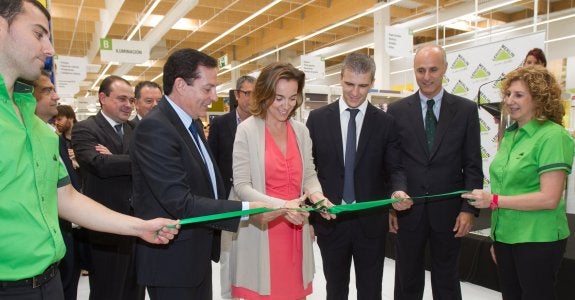 Cuca Gamarra y Javier Erro, ayer, junto a Rubén García e Ignacio Sánchez Villares, durante el corte de cinta inaugural. :: díaz uriel