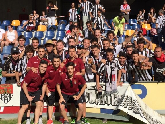 En Pontevedra y en Haro, los aficionados blanquinegros apoyaron y sufrieron con su equipo. :: fotos: donézar