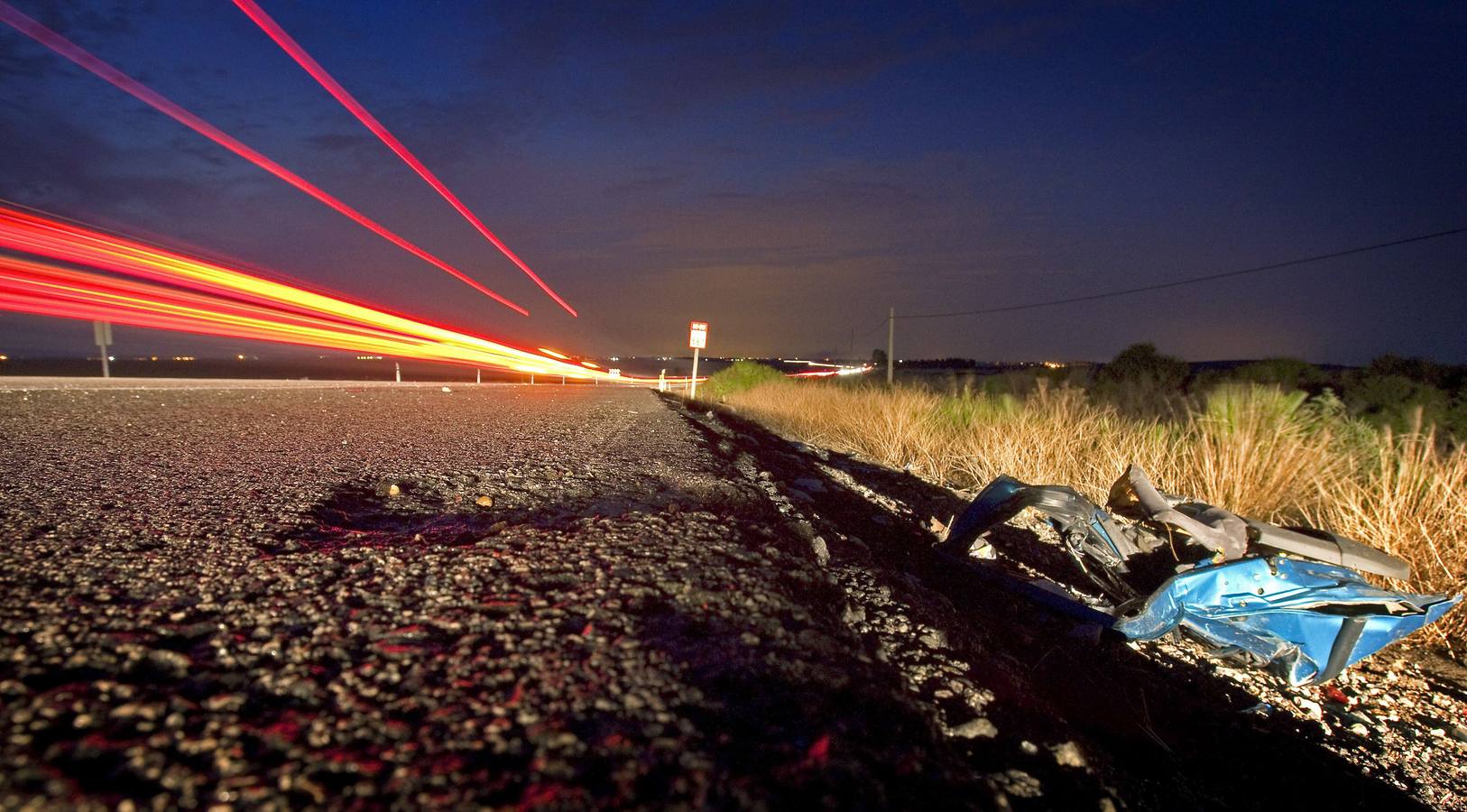 Restos de un accidente en una cuneta. 