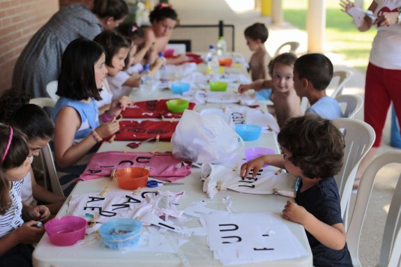 El taller infantil de pintar camisetas fue ayer la primera actividad Vida de este Fárdelej. :: Estudio 5 con 6